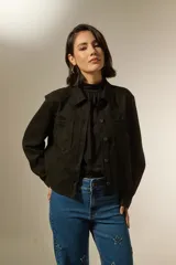 Sobrecamisa de textura gamuzada en color negro, con cuello clásico, cierre frontal de botones y dos bolsillos frontales con solapa.