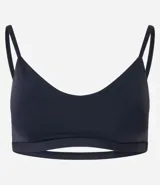 Top deportivo negro, tipo bralette, con escote en V y tirantes finos ajustables.