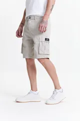 Bermuda cargo negra de tela resistente con pasacinto.