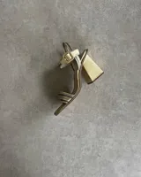 Sandalias plateadas de fiesta con tiras finas y taco geométrico.