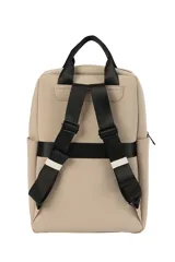 Mochila urbana color negro, confeccionada en material resistente, con compartimento principal amplio, dos bolsillos frontales con cierre y correas ajustables para los hombros.