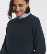 Suéter de punto azul marino, con cuello redondo y manga larga.