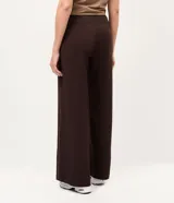 Pantalón deportivo de microfibra color verde, de corte recto y cintura elastizada, con línea lateral en contraste.