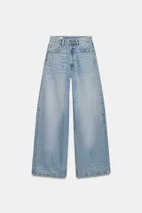 Jeans de mujer, tiro alto, color celeste claro lavado, con cinco bolsillos y pierna extra ancha y larga.