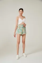 Short de viscosa con cintura elastizada y lazo ajustable. Estampado con hojas en tonos celeste, verde y amarillo sobre fondo beige.