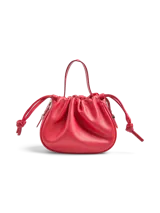 Bolso de mano tipo saco o 'balloon' de cuero sintético color rojo vibrante, con cordón ajustable en la parte superior y asas cortas.