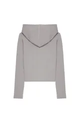 Camiseta de manga larga gris claro, confeccionada en tejido de punto, con capucha y cierre frontal de botones.