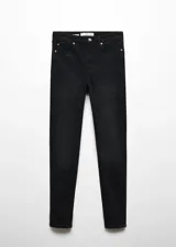 Pantalón de jean estilo skinny, de tiro alto, color negro, con cierre de cremallera y botón, y diseño de cinco bolsillos.