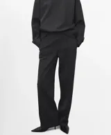 Pantalón de corte recto color gris oscuro, con diseño clásico y acabado formal.