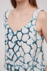 Musculosa estampada con cuello en V y breteles anchos.