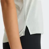 Remera deportiva New Balance de manga corta y cuello redondo, color verde menta claro, con tejido texturizado y logo NB reflectante en el pecho.