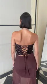Strapless de lentejuelas color marrón oscuro, con diseño ajustado y espalda regulable.