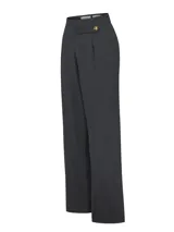 Pantalón gris de tiro alto y corte recto, confeccionado en mezcla de lana y poliéster reciclado. Presenta pretina limpia con cierre invisible lateral y un botón decorativo en el lateral.