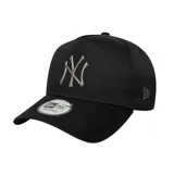 Gorra New Era modelo Eframe de los New York Yankees, color negro con el logo metálico plateado en el frente y detalle lateral bordado.