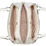 Cartera tipo tote de Guess en color blanco crema, confeccionada en símil cuero con estampado gofrado del monograma de la marca. Cuenta con dos asas largas para el hombro, herrajes metálicos plateados, un charm colgante tipo monedero y el logo triangular de Guess en la parte frontal.