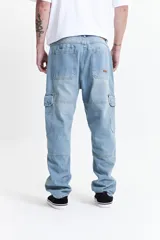 Jean cargo negro de tiro medio, con pasacinto, bolsillos laterales y bolsillos cargo con solapa en los muslos.