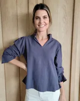 Blusa de algodón color azul, con cuello mao con volados, escote en V y mangas tres cuartos con terminación acampanada.