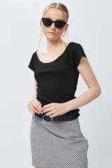 Top color beige de manga corta con escote amplio.