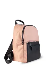 Mochila urbana de diseño combinado, confeccionada en tela resistente con bolsillo frontal y detalles en cuero sintético. Cuenta con compartimento principal con cierre y correas ajustables.