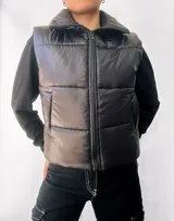 Chaleco puffer negro con cuello alto y cierre frontal con cremallera. Tiene bolsillos laterales y diseño acolchado.