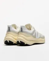 Championes de running Veja modelo Condor 3 ADV, con diseño técnico en tonos blanco y crema. Presentan una estructura de malla transpirable, refuerzos laterales con el logo V característico y una entresuela robusta de color crema con suela de goma negra.