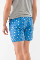 Short de baño azul con estampado de flamencos.