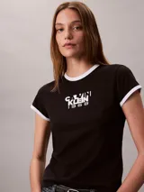 Remera Calvin Klein ajustada de manga corta, color negro con ribetes blancos en el cuello redondo y los puños. Presenta un estampado gráfico en el pecho con el texto y logo de la marca y el año 1968.