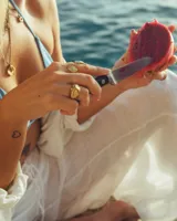 Anillo ancho de alpaca color plateado, con diseño irregular y textura rugosa. Pieza hecha a mano.