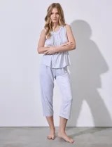 Conjunto de pijama marca René Rofé, compuesto por musculosa con escote en V y botones, y pantalón capri con cintura elastizada. Tejido soft estampado.
