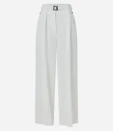 Pantalón de corte amplio tipo pantalona, confeccionado en tejido plano de poliéster. Presenta cintura alta con cinturón elástico integrado que incluye hebilla metálica, pliegues frontales y bolsillos laterales.