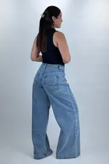 Jean wide leg baggy color azul, de tiro medio-alto, con diseño de costuras diagonales y bolsillos cargo laterales.