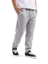 Pantalón de jogging gris melange, de corte relajado, con cintura elástica ajustable mediante cordón, bolsillos laterales y puños elásticos en los tobillos.