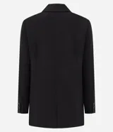 Blazer negro de corte sastrero, con solapas en el cuello, doble botonadura frontal y bolsillos falsos con solapa.