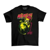 Remera negra de algodón con estampa frontal colorida inspirada en la película Mars Attacks!, presentando al marciano sosteniendo el planeta Tierra.
