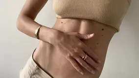 Anillo abierto de diseño orgánico con textura irregular y acabado brillante, realizado artesanalmente en metal.