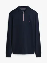 Chomba de manga larga Tommy Hilfiger de color azul marino, confeccionada en algodón con acabado Liquid Touch. Presenta cuello clásico, cierre frontal con cremallera corta y detalles tricolores en el interior de la abertura. Cuenta con puños acanalados y el logo bordado de la marca en el pecho.