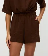 Short femenino Marfinno confeccionado en tejido airflow color marrón, de corte holgado, con cintura elástica y bolsillos delanteros.