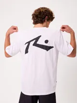 Remera blanca Rusty modelo T-Shirt Kyle S27, de corte holgado, manga corta y cuello redondo. Con gran estampado negro en la espalda correspondiente al logo de la marca.