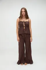 Pantalón largo color negro de algodón, con cintura elástica y volado en el ruedo.