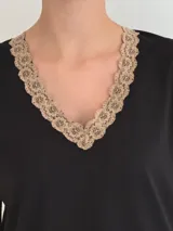 Pijama celeste de algodón con textura acanalada, compuesto por una remera de mangas cortas con escote en V y puntilla blanca, y un short con elástico en la cintura, lazo y terminación con puntilla.