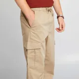 Pantalón de jogging color beige con bolsillos cargo con solapa.