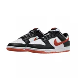 Championes Nike Dunk Low Retro con diseño tricolor en blanco, negro y naranja. Presentan una base de cuero blanco con superposiciones en cuero negro, el icónico swoosh lateral en color naranja y suela de goma naranja.