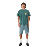 Remera Critical Slide color verde oscuro, de manga corta y cuello redondo, con pequeño estampado gráfico en el pecho que incluye un sol sonriente y texto.