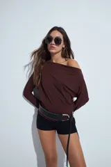 Short de tiro medio con calce ajustado, diseño minimalista y versátil en color negro.