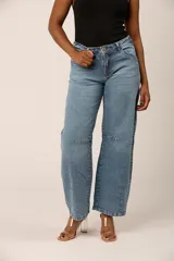 Jean azul claro de corte baggy baloon, con tiro alto y bolsillos laterales.