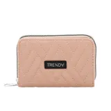 Billetera rectangular de cuero sintético color beige con diseño acolchado de costuras geométricas. Cuenta con cierre perimetral y etiqueta frontal con el logo de la marca.