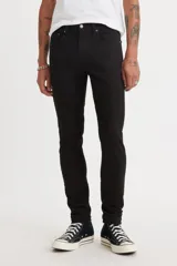 Pantalón de jean negro, corte skinny y tiro medio.