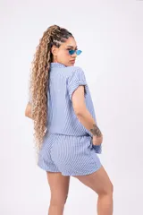 Short celeste a rayas verticales blancas, de lino con lycra y cintura elastizada.