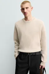 Jersey de punto canalé con cuello redondo y manga larga, confeccionado en hilatura de cashmere. Presenta un corte regular fit con acabados en rib en puños y bajo.