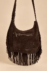 Cartera bandolera Valdez de cuero marrón oscuro, con flecos largos, detalles de tachas doradas y borlas colgantes. Cuenta con correa regulable y cierre superior.